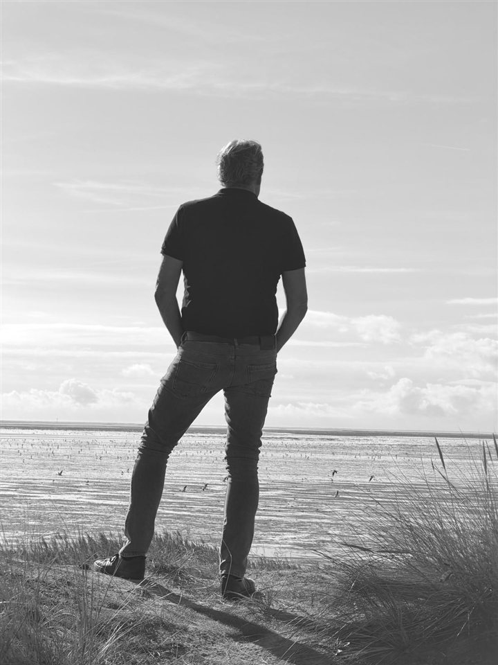 Jan kijkt uit over het water van het Hollands Diep